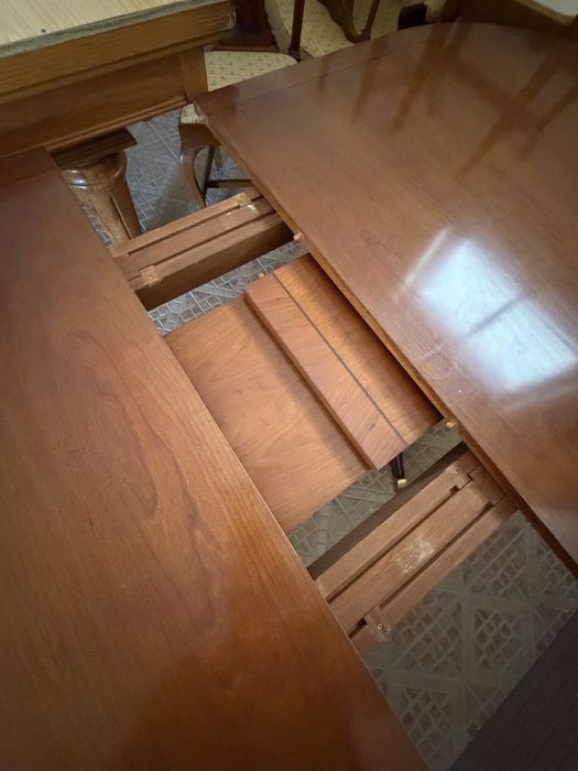 Magnífico Conjunto de Jantar Clássico (Mesa Extensível + 10 Cadeiras + Aparador)