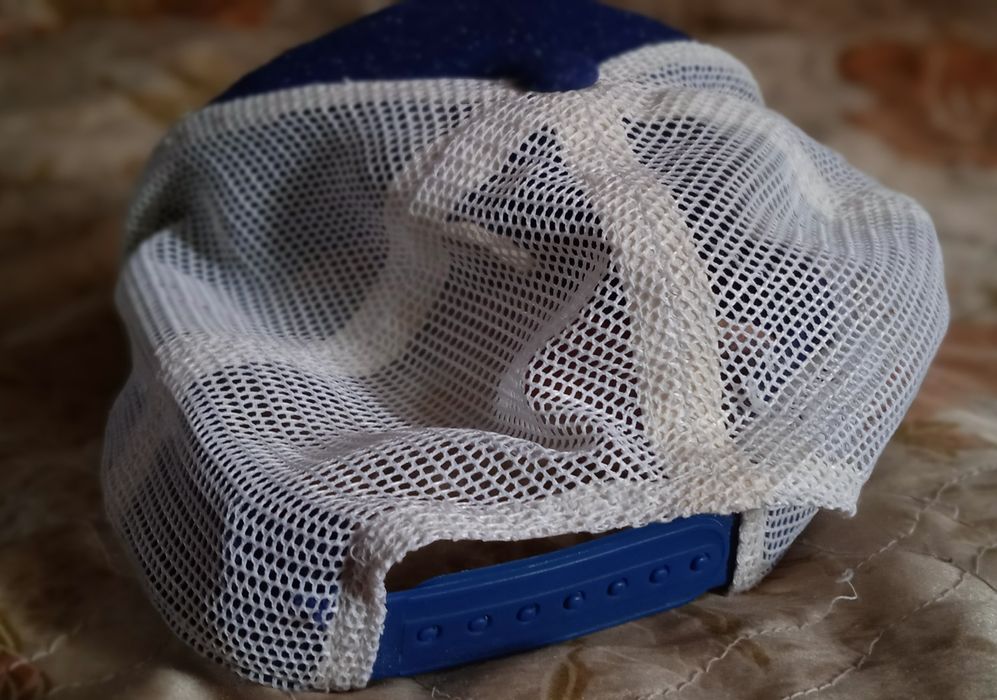 кепка Nike синьо біла з регулюванням розміру і вишитим логотипом.