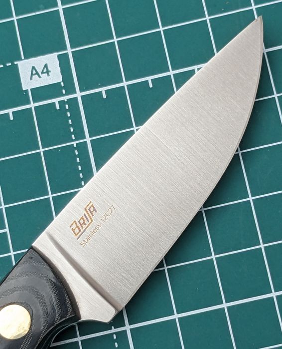 Фінський шийний ніж Brisa Necker 70 зі шкіряним чохлом.