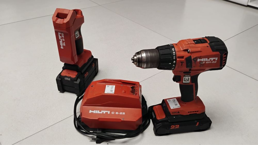 Zestaw hilti wkrętarka, dwie baterie oraz szybka ładowarka