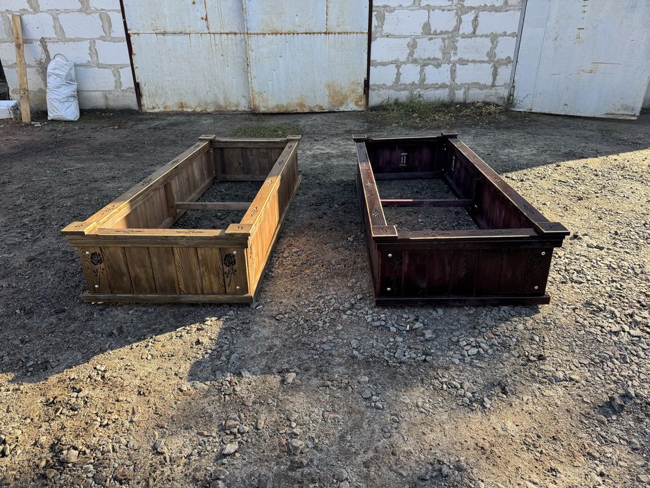 Деревʼяні тимчасові гробниці та хрести на могилу!