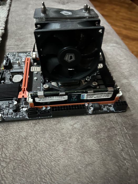 Материнська плата на Xeon (не знаю який) кулер та ddr3 1/16gb