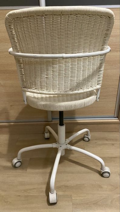 Fotel ratanowy obrotowy  kolkach bardzo masywny