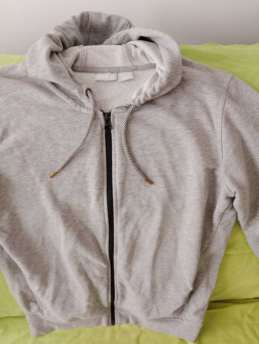 Bluza damska z kapturem.