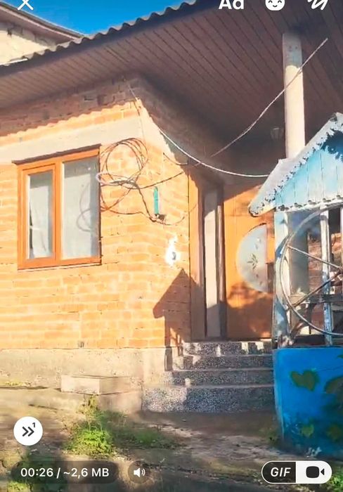 Будинок з господарськими прибудовами