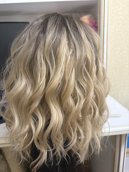 Парик с челкой  и локонами   в стиле Taylor Swivts