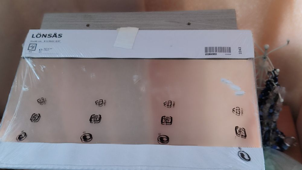 дзеркало LÖNSÅS від IKEA. дзеркало LÖNSÅS від IKEA. 

eBay UK
 +1
Це безрамне дзеркало прямокутної форми, розроблене для легкого встановлення на різні
