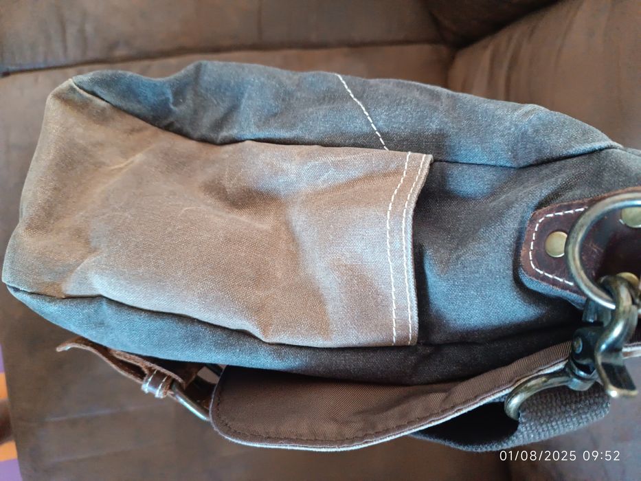 Mala transversal tipo carteiro em pele e lona