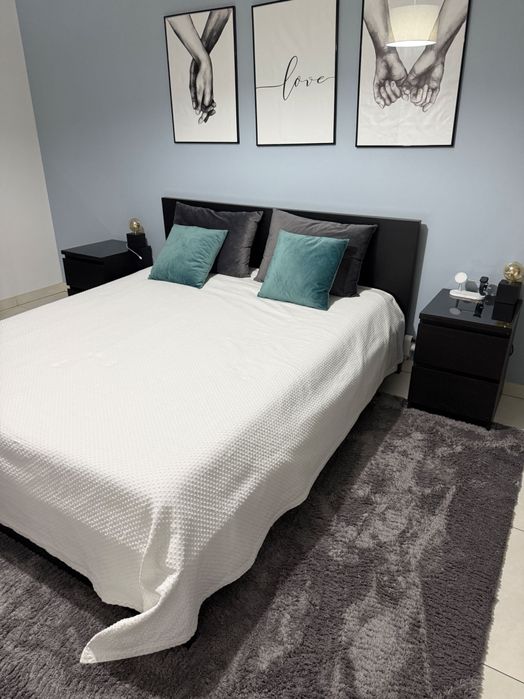 Cama com mesas cabeceira