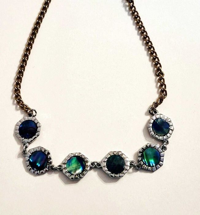 Várias gargantilhas