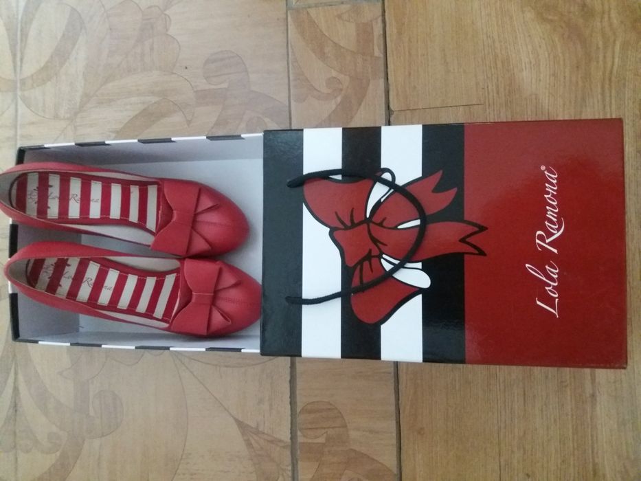 Стильні туфлі червоного кольору