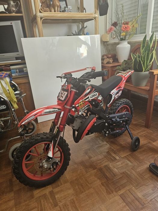 Mini mota paea crianca com rodaa de apoio