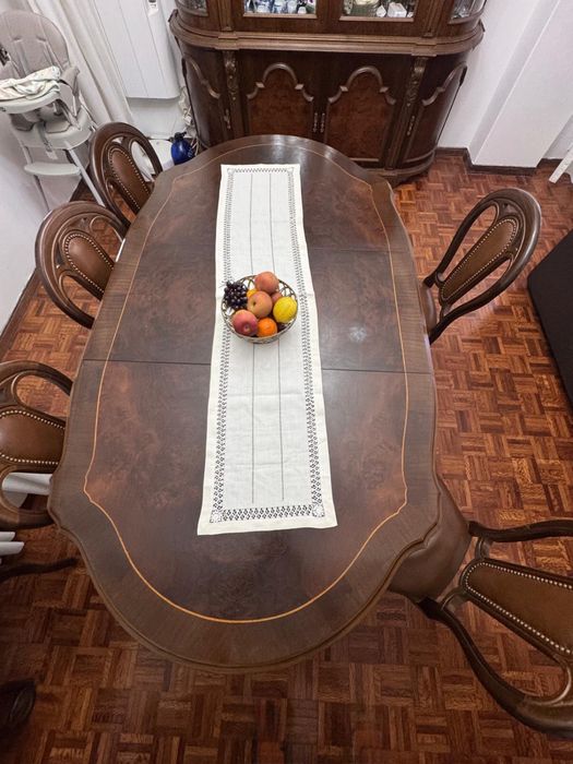 Mesa de Jantar Clássica Extensível + 8 Cadeiras em Pele | Madeira Maciça