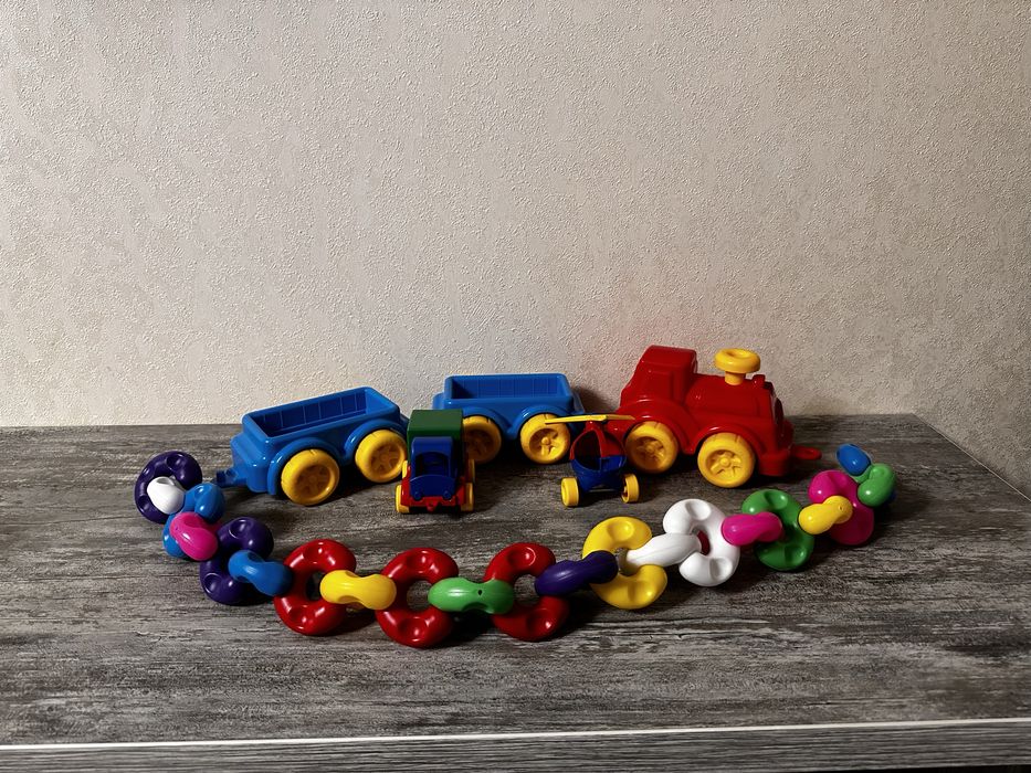 Ланцюжок кольоровий, вертоліт, вантажівка, паравоз з причепами