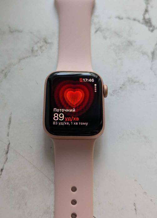 Без подряпин гарні Apple Watch SE 40 Gold в оригінальному стані