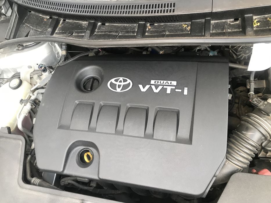 Кришка двигуна мотора Toyota Corolla Auris 1.6 крышка мотора накладка