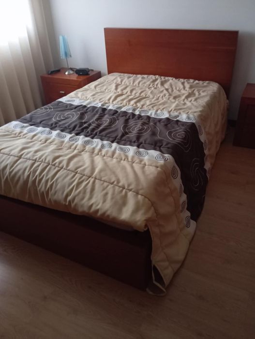 Vendo cama de solteiro corpo e meio madeira de cerejeira .