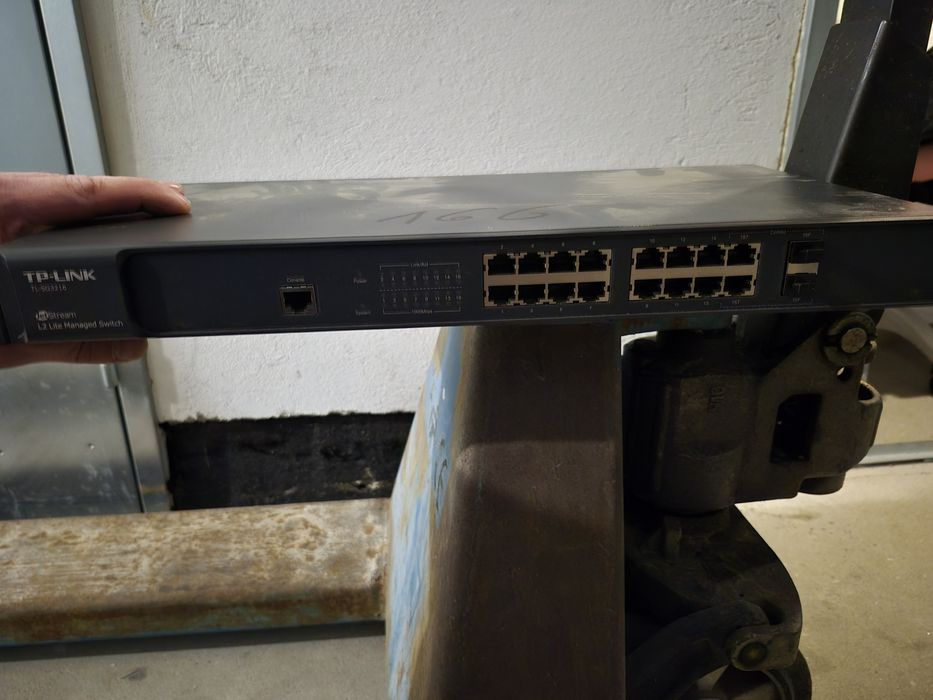 Sprzedam Switch TP-Link TL-SG3216 – 16-portowy Gigabit, zarządzalny.