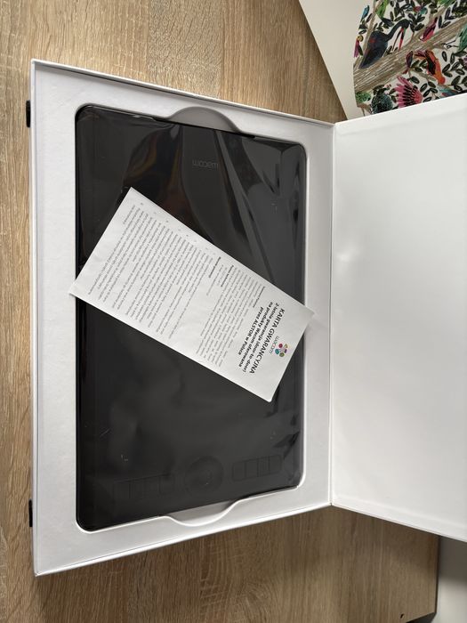 Графічний планшет Wacom Intuos Pro PTH-660.