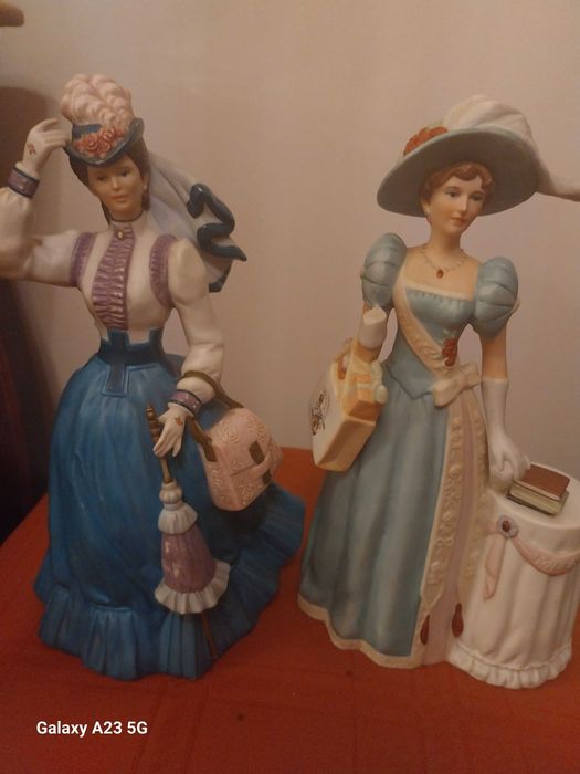 Decorative porcelain figurines.433382678143979526