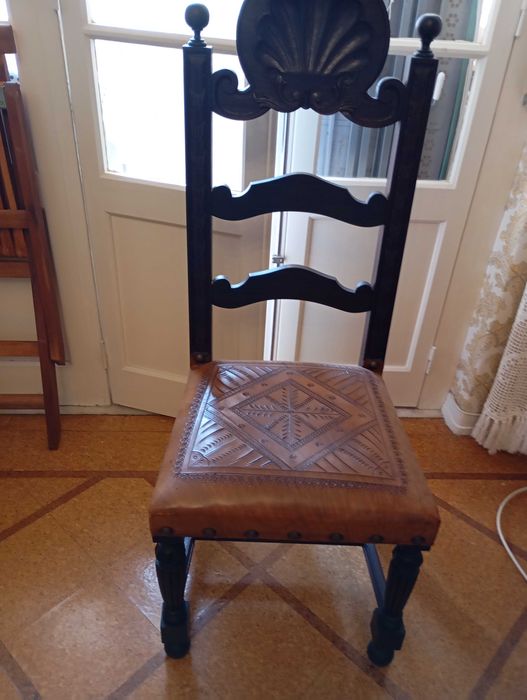 Mesa de Jantar em madeira, com cadeiras