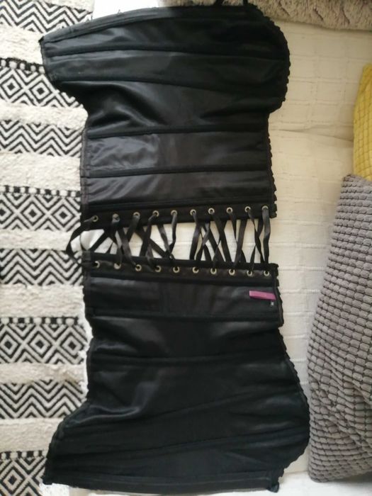 Corpete preto cetim, cintado com varas. Portes grátis.