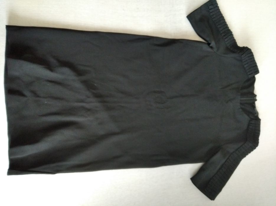 Czarna sukienka firmy COS