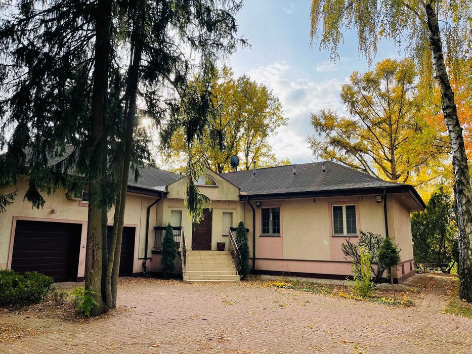 Dom z dużym ogrodem