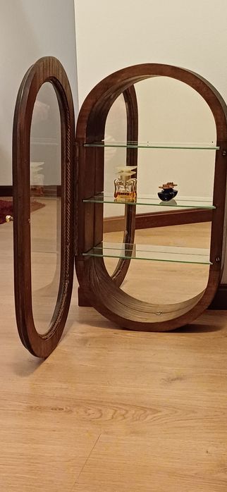 Expositor oval de madeira e vidro