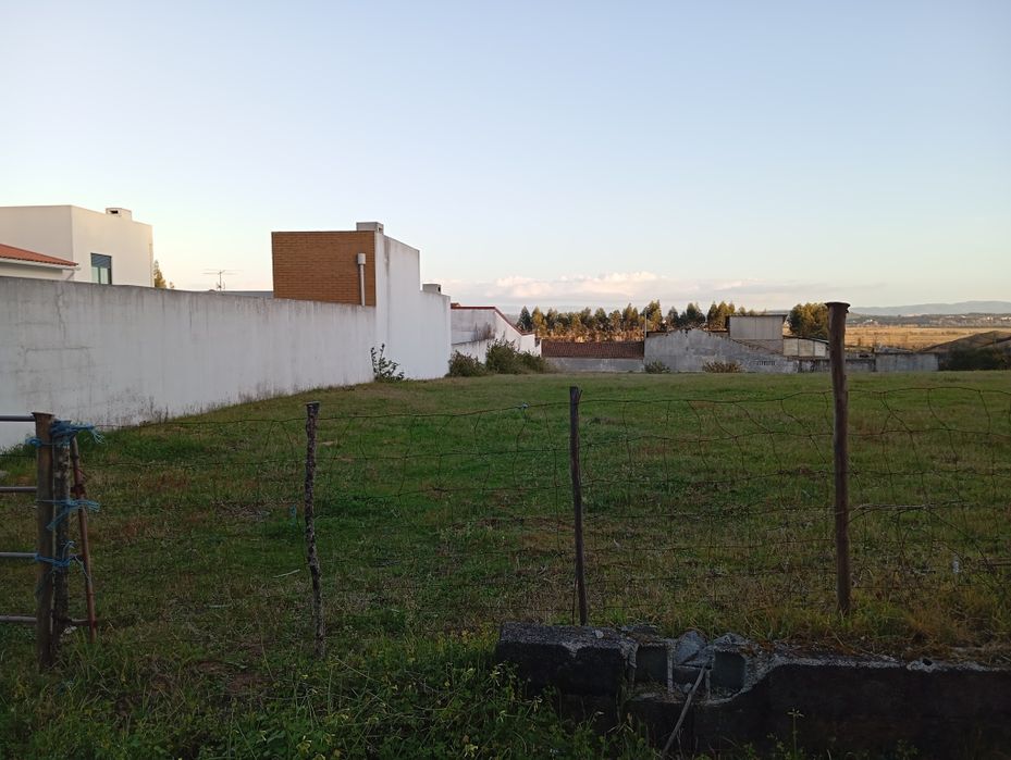 Terreno de construção nas meãs do campo ao lado da nacional 111