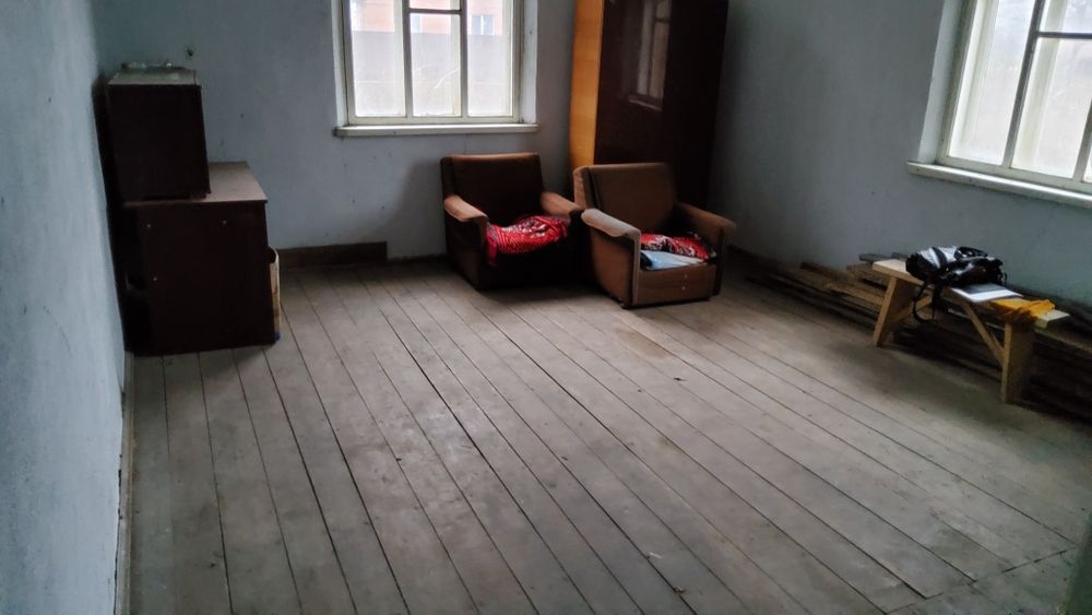Продається будинок. м. Турбів. Ділянка-12с. Господарські будівлі.