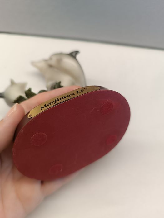 Artigo Decorativo. Golfinhos em Marfinite. 14 cm 13 cm