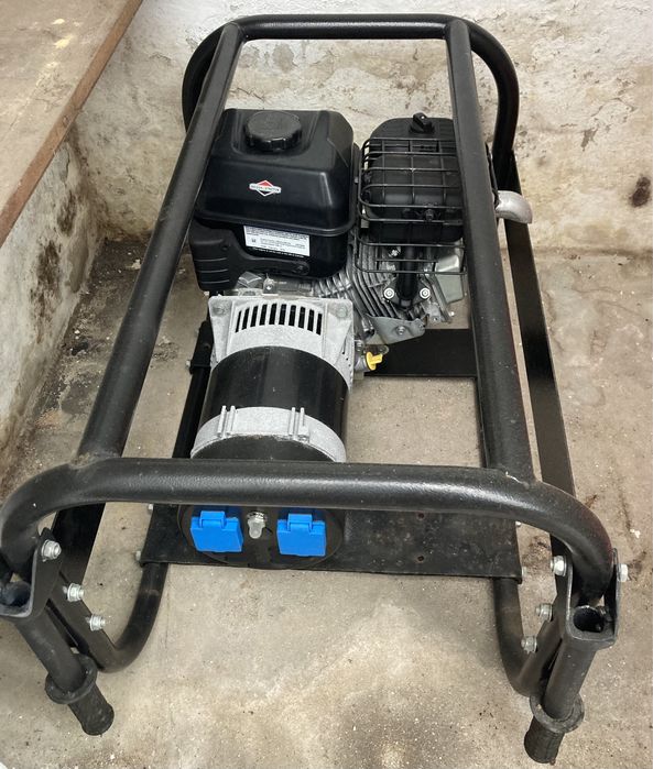 Gerador a gasolina Briggs & Stratton 3.2 kVA & 2 bidões de 22 L