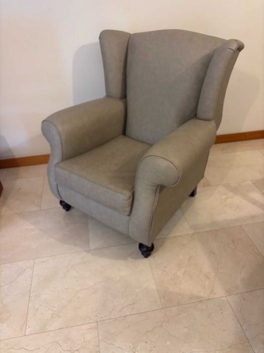 Cadeirão wingback bege