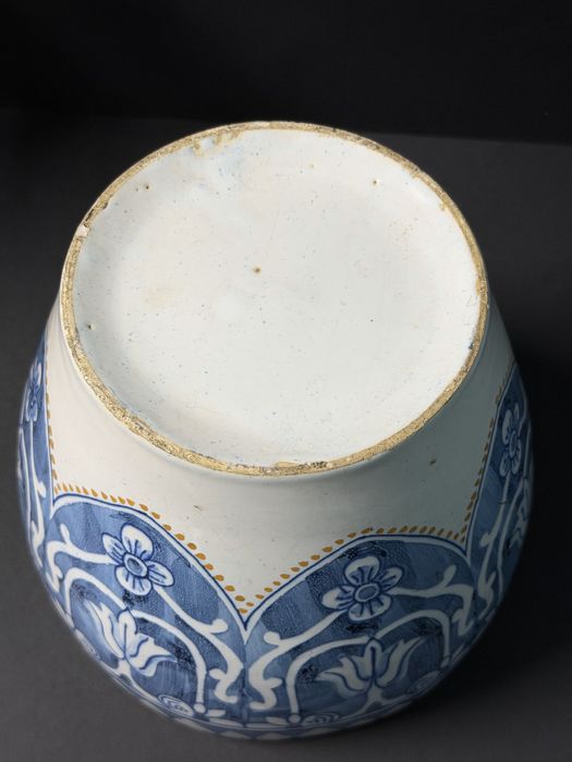 Par de vasos pintados á mão em fainça