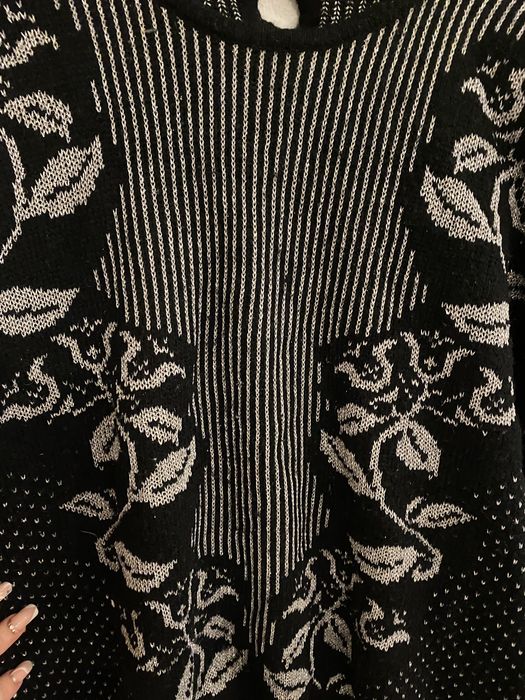 Sweter czarny z połyskliwą nitką