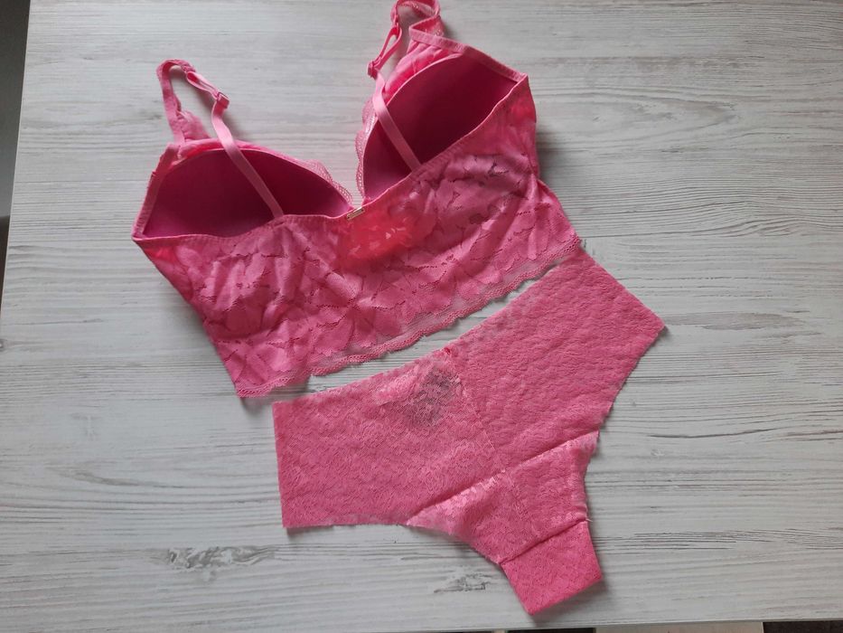 Розовый комплект нижнего белья кружевной Victoria's Secret р.М бралетт