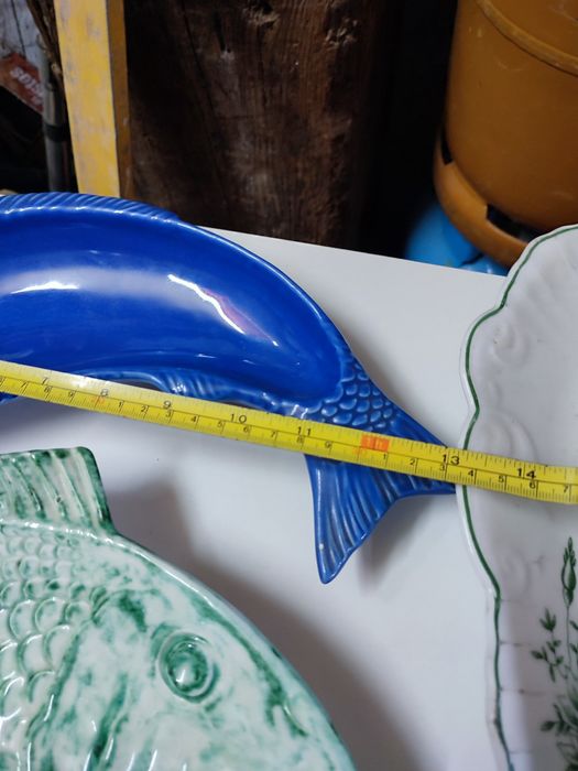 Peças de louça com design de peixe.