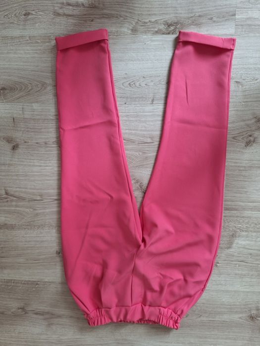 Rozowy garnitur damskie