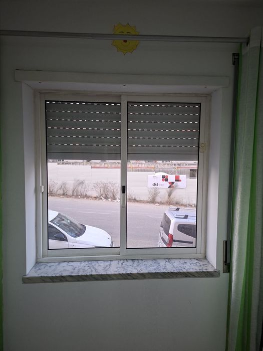 Janelas em Alumínio – Excelente Estado | Branco e Vermelho