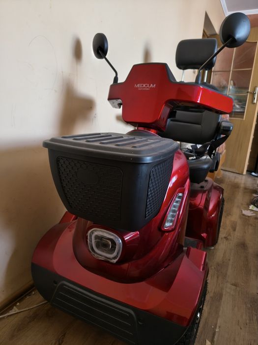 Nowy elektryczny wózek inwalidzki.