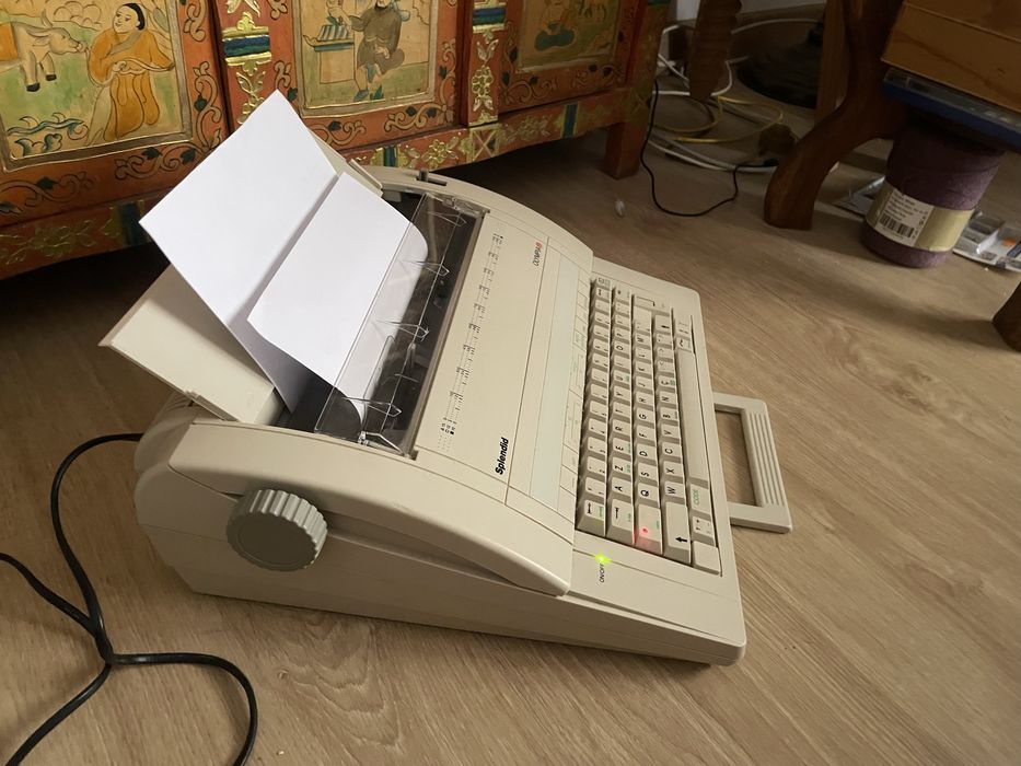 Maquina escrever eletrica a funcionar