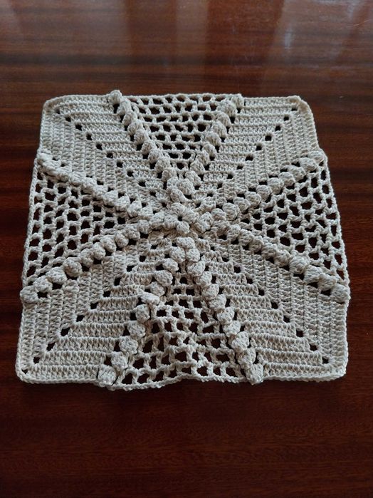 Naperon quadrado de renda vintage, em muito bom estado, decorativo
