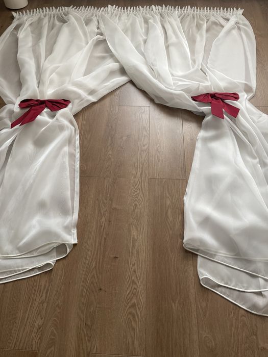 Firanka biala na tasmie .