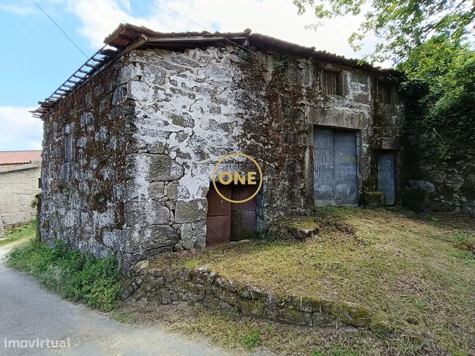 Two Houses for Reconstruction in Passô — Vila Verde