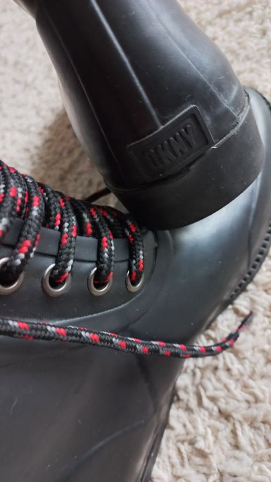 Kalosze DKNY na niepogodę