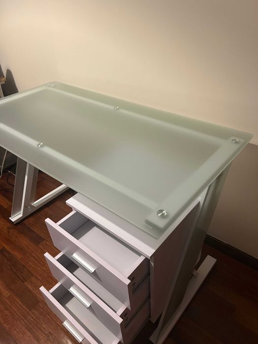 Secretária de vidro fosco com 3 gavetas - moderna e elegante!