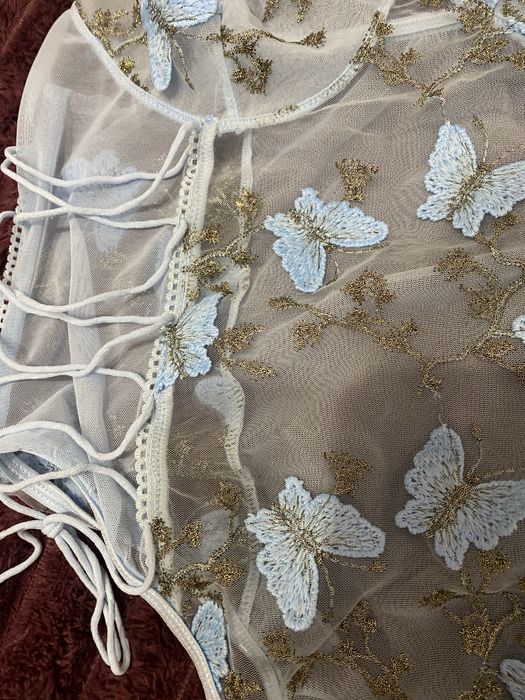 Мереживне боді блакитне з вишивкою метеликами та шнурівкою розмір Л