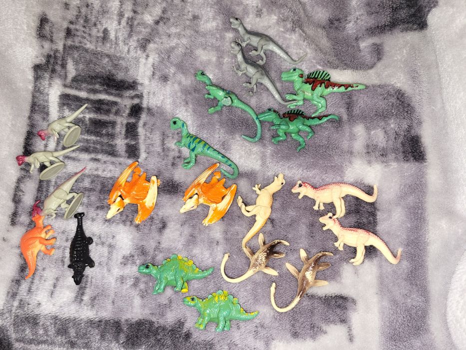 Набор фигурок динозавров