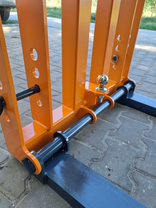 paleciak na tył ciągnika z regulacją szerokości i kulą zaczepową